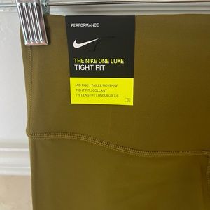 NWT Nike One Luxe Fit midrise 7/8 leggings size Small
